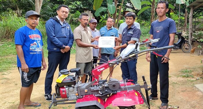 Permudah Pekerjaan Petani, PT Timah Tbk Serahkan Hand Tracktor untuk Kelompok Bina Tani Tailong