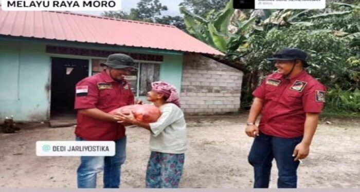 Peduli Kasih, Pemuda Melayu Raya Berbagi Sembako Kepada Masyarakat di Moro