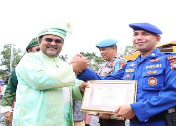 Personel Satpolairud Polres Karimun Terima Penghargaan dari Bupati Karimun