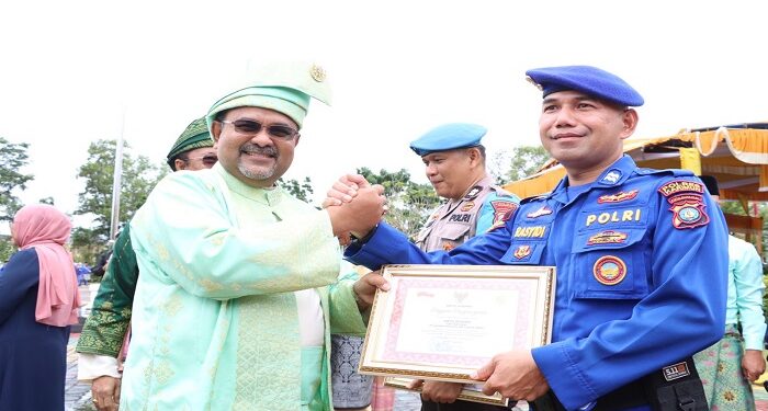 Personel Satpolairud Polres Karimun Terima Penghargaan dari Bupati Karimun