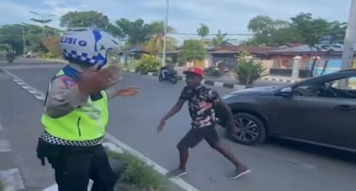 Seorang Pemuda Pukul Polisi Di Papua Barat