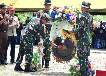 Pangdam, Mayjen TNI Achmad Daniel Chardin, SE, MSi, secara resmi menutup TMMD