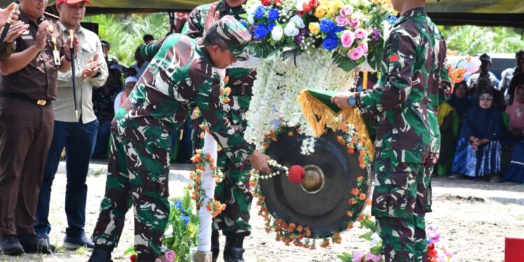 Pangdam, Mayjen TNI Achmad Daniel Chardin, SE, MSi, secara resmi menutup TMMD