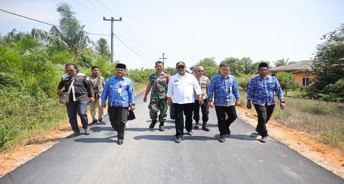 Tinjau Ruas Jalan di Pulau Kundur, Bupati Karimun Tegaskan Pemerataan Pembangunan Terus Berjalan