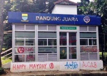 Salah satu Halte Bus TMB yang rusak dan penuh coretan