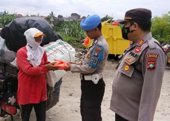 Berbagi Berkah, Kapolsek Balai Karimun Bagikan Nasi Bungkus Kepada Warga