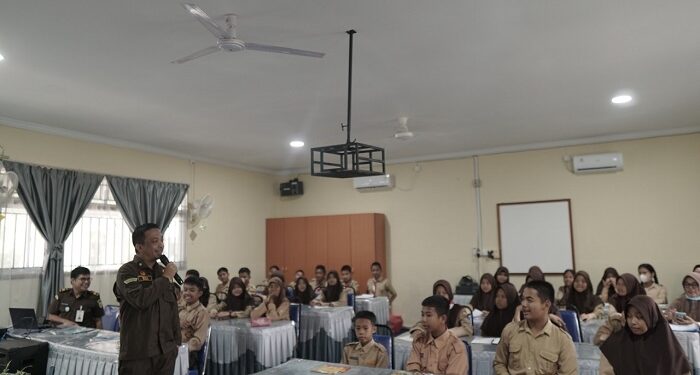 Stop Bullyin, Kajari Beri Penyuluhan Hukum di SMPN 1 Tebing Melalaui JMS