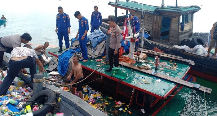 Bantu Evakuasi Kapal Karam, Kapolres dan Kasatpolairud Polres Lingga Sigap ke Lokasi Kejadian