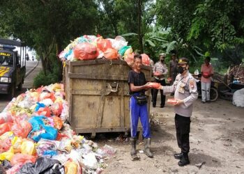 Jum’at Barokah, Kapolsek Balai Karimun Bagikan Nasi Bungkus Kepada Warga