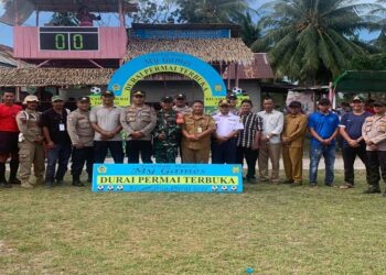 Selain Jamin Keamanan, Kapolsek Moro Berbagi Nasi Bungkus Kepada Masyarakat
