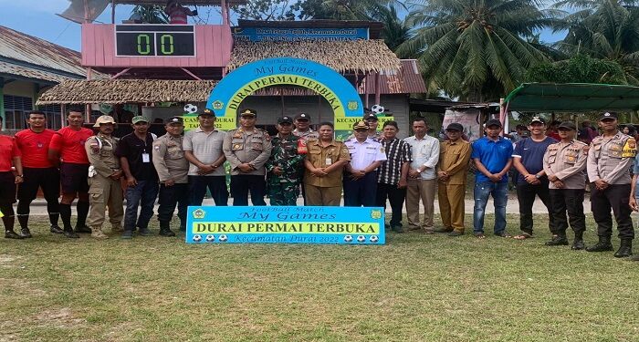 Selain Jamin Keamanan, Kapolsek Moro Berbagi Nasi Bungkus Kepada Masyarakat