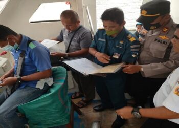 Cuaca Ekstrim, Polsek Buru Lakukan Pemeriksaan Alat Keselamatan dan Dokumen Transportasi Laut