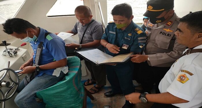 Cuaca Ekstrim, Polsek Buru Lakukan Pemeriksaan Alat Keselamatan dan Dokumen Transportasi Laut