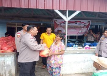 Bakti Sosial, Polsek Meral Serahkan 100 Paket Sembako