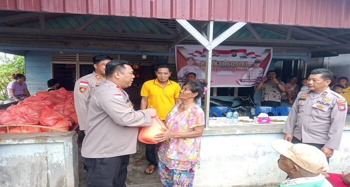 Bakti Sosial, Polsek Meral Serahkan 100 Paket Sembako