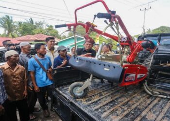 Serahkan Bantuan Kepada Poktan Bintan, Gubernur Ansar Ajak Masyarakat Ikut Kendalikan Inflasi