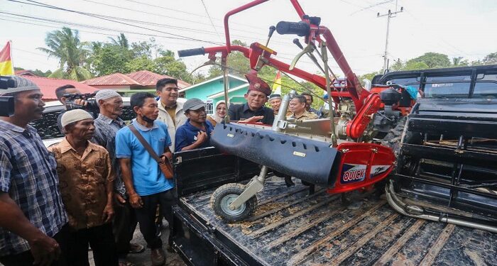 Serahkan Bantuan Kepada Poktan Bintan, Gubernur Ansar Ajak Masyarakat Ikut Kendalikan Inflasi