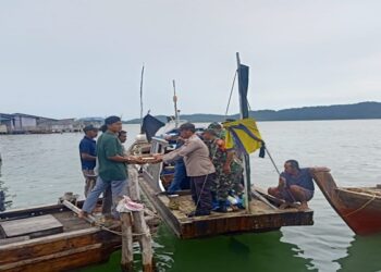 Jumat Barokah TNI – POLRI Berbagi Nasi Kotak Bagi Warga Di Moro