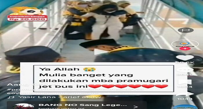 Video Seorang Pramugari Jet Bus Menggendong Nenek Yang Susah Menuruni Tangga