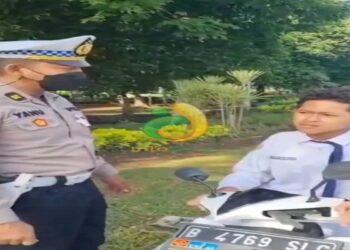 Video Viral Seorang Siswa SMP Maki Polisi Saat di Tilang
