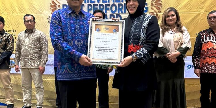 YPBPI Raih Penghargaan The Best Reputable Educational Institution Highly Recommended of The Year