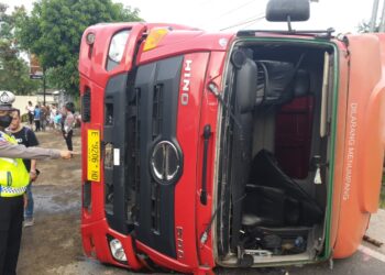 Truck tengky bernopol E-9206-HD terguling