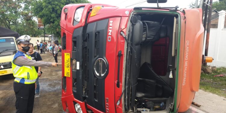 Truck tengky bernopol E-9206-HD terguling