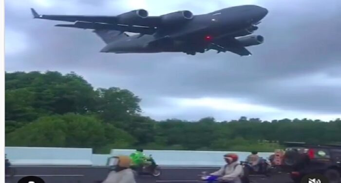 Pesawat US Air Force Terbang Rendah Menuju Bandara I Gusti Ngurah Rai