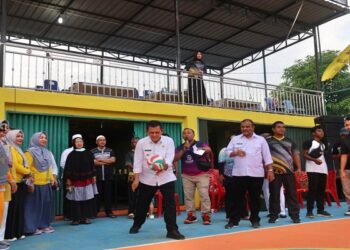 Gubernur Ansar Buka Turnamen Bola Volly Meral