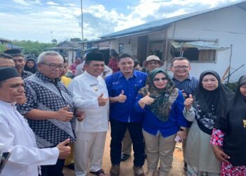 Gubernur Ansar Nyalakan listrik di Kampung Tanjung Gundap, Kecamatan Sagulung