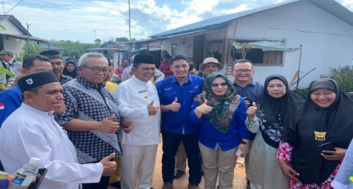 Gubernur Ansar Nyalakan listrik di Kampung Tanjung Gundap, Kecamatan Sagulung