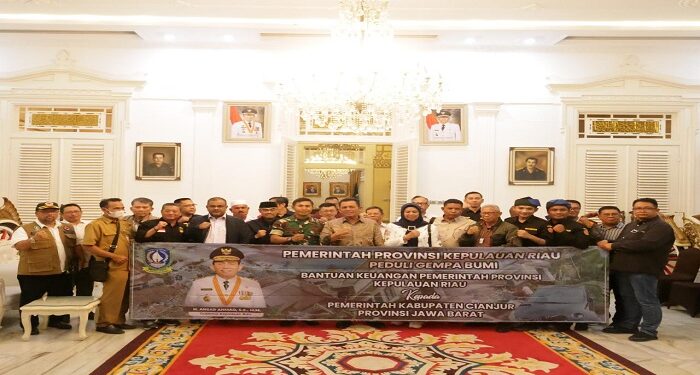 Gubernur Ansar Serahkan Bantuan Kemanusiaan Korban Gempa di Cianjur Sebesar Rp769 Juta