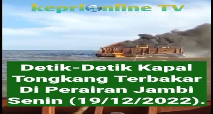 Kapal Tongkang Muatan Alat Berat Terbakar Di Perairan Laut