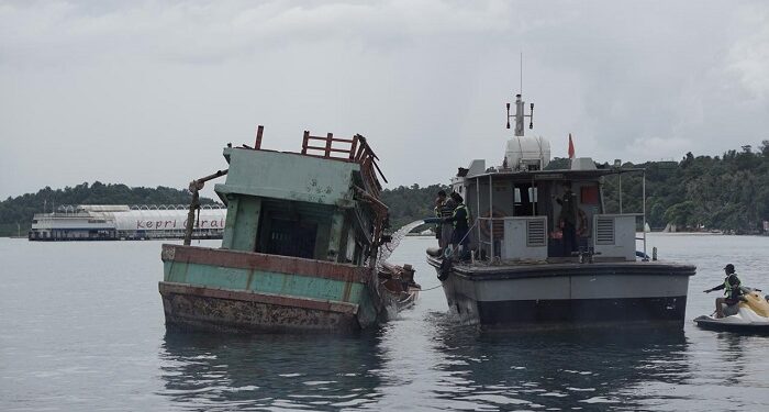 Kejari Karimun Dan Kejabcari Moro Musnahkan Barang Bukti Kapal Ikan Asing Asal Vietnam  