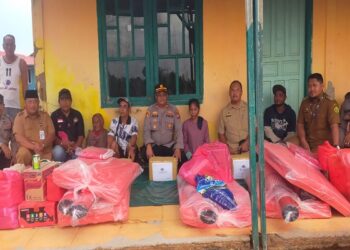 Polres Karimun Bagikan Bantuan Sembako untuk Warga Korban Kebakaran Sungai Lakam