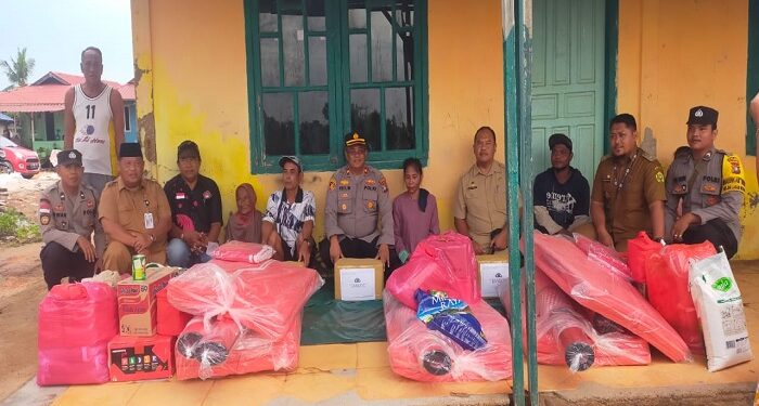 Polres Karimun Bagikan Bantuan Sembako untuk Warga Korban Kebakaran Sungai Lakam