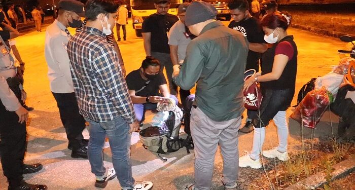 Polres Karimun Laksanakan Pemeriksaan Penumpang dan Kendaraan di Pelabuhan Roro