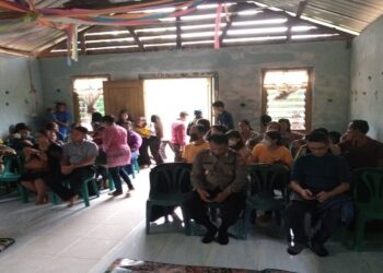 Ibadah Natal Perdana, Polsek Moro Lakukan Pengaman dan Berbagi Bingkisan Natal di Pulau Kericik