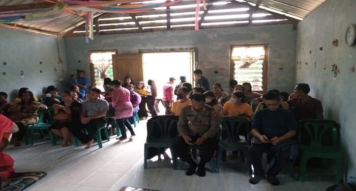 Ibadah Natal Perdana, Polsek Moro Lakukan Pengaman dan Berbagi Bingkisan Natal di Pulau Kericik