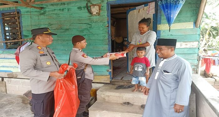 Jumat Berkah, Polsek Moro Pantau Kantibmas Dan Berbagi Nasi Kotak Untuk Warga Usai Sholat Jumat