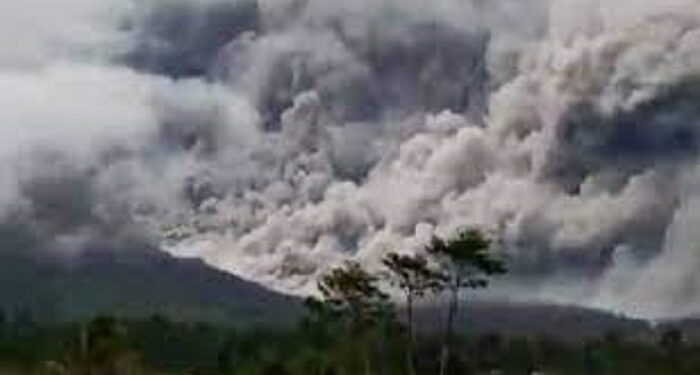 Semburan Awan Panas Gunung Semeru Terekem CCTV