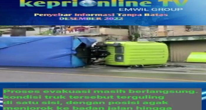Truk Logistik Untuk Korban Gempa Cianjur Terjatuh di KBB