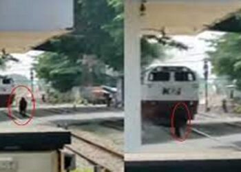 Viral Seorang Pria Nyaris Tertabrak Kereta Api di Cimahi