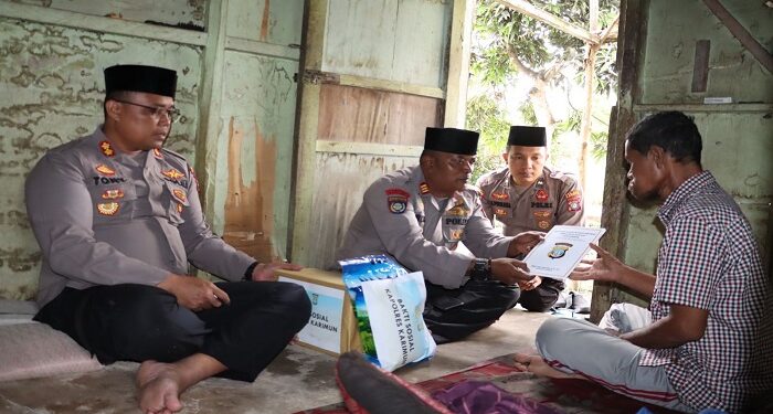 Jum’at Berkah, Kapolres Karimun Santuni Penderita Tumor