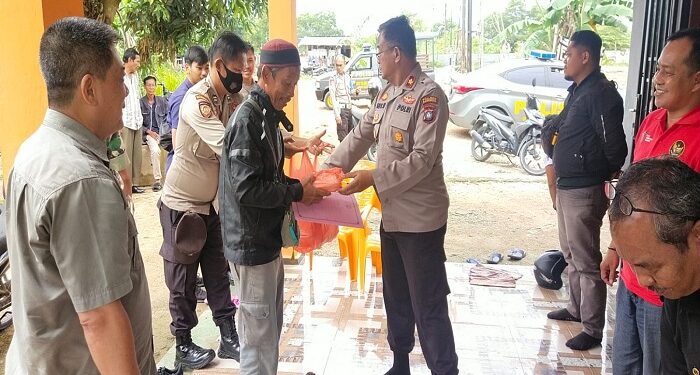Jum’at Barokah, Kapolsek Balai Karimun Bagikan Nasi Bungkus Kepada Warga