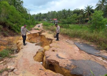 Akibat Curah Hujan Jalan Penghubung Moro Desa Pauh Rusak