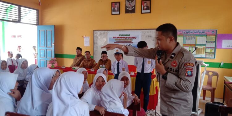 Cegah  Kenakalan di Kalangan Pelajar,  Polsek Moro Polres Karimun Berikan Penyuluhan Terhadap Siswa