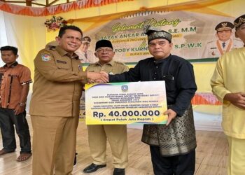 Berkunjung ke Kecamatan Tambelan, Ansar Serahkan Bantuan Pertanian dan Hibah Rumah Ibadah