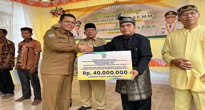 Berkunjung ke Kecamatan Tambelan, Ansar Serahkan Bantuan Pertanian dan Hibah Rumah Ibadah
