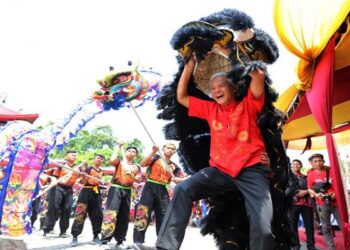 Detik-Detik Gubernur Jawa Tengah Ganjar Pranowo Perankan Barongsai Kepada Warga Tionghoa